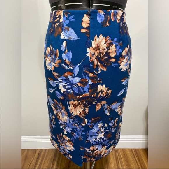 TALBOTS BLUE FLORAL PENCIL SKIRT IN SIZE 6p - Picture 2 of 9